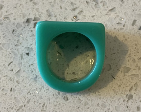 Turquoise Acrylic Statement Ring: 1980s Blue Mod … - image 3
