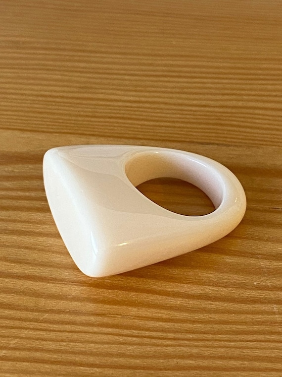 Cream Acrylic Geometric Ring, Size 7, Mod Cocktai… - image 4