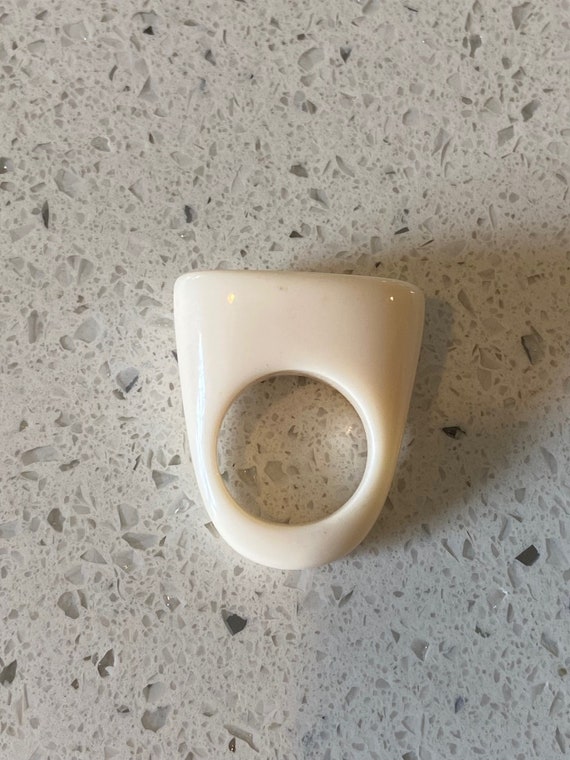 Cream Acrylic Geometric Ring, Size 7, Mod Cocktai… - image 10