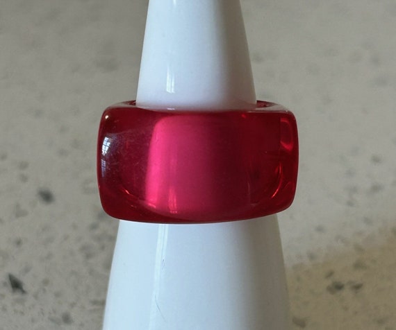 Vintage Ruby Red Lucite Ring, Mod 1980s Ring, Siz… - image 2
