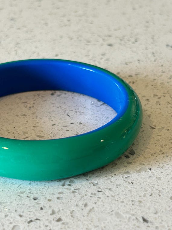 Two-Tone Lucite Bangle: Mod Blue & Green Stacking… - image 5