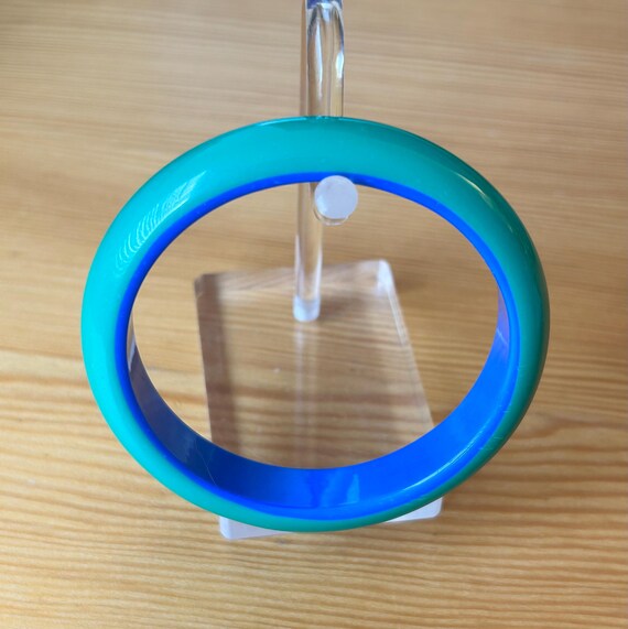 Two-Tone Lucite Bangle: Mod Blue & Green Stacking… - image 8