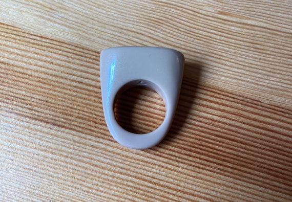 Mod Brown Acrylic Statement Ring - Size 7 1/2 - image 9
