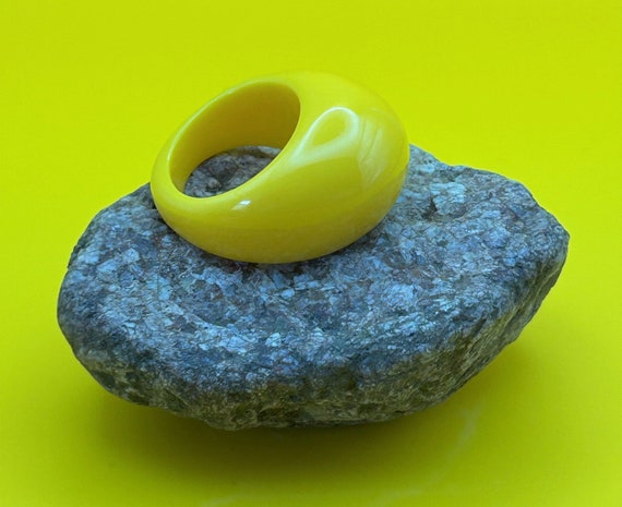 Vintage Acrylic Bubble Ring, Sunshine Yellow Luci… - image 3