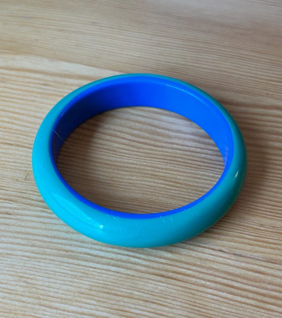 Two-Tone Lucite Bangle: Mod Blue & Green Stacking… - image 9