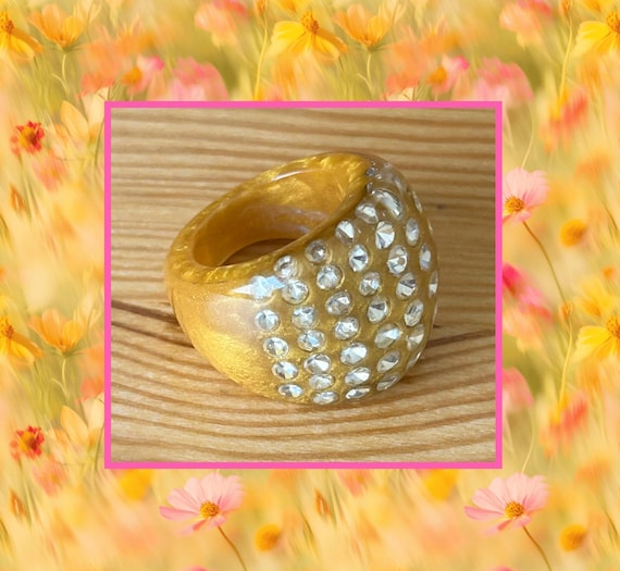 Vintage Rhinestone Lucite Ring, Marbled Gold Stat… - image 1