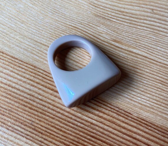 Mod Brown Acrylic Statement Ring - Size 7 1/2 - image 4