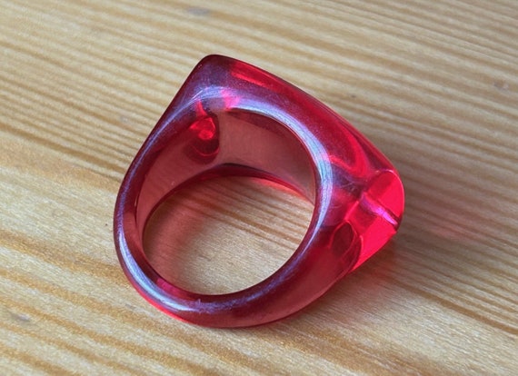 Vintage Ruby Red Lucite Ring, Mod 1980s Ring, Siz… - image 8