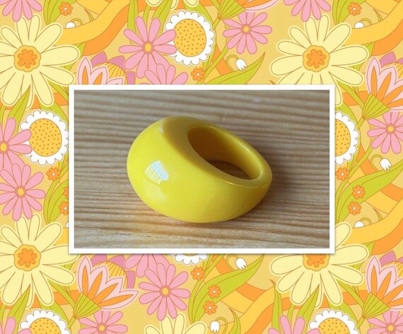 Vintage Acrylic Bubble Ring, Sunshine Yellow Luci… - image 8