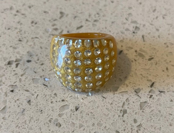 Vintage Rhinestone Lucite Ring, Marbled Gold Stat… - image 9