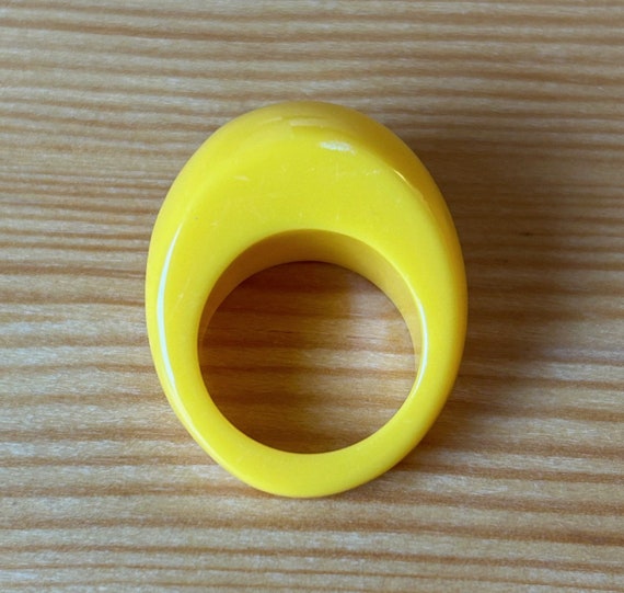 Vintage Acrylic Bubble Ring, Sunshine Yellow Luci… - image 9
