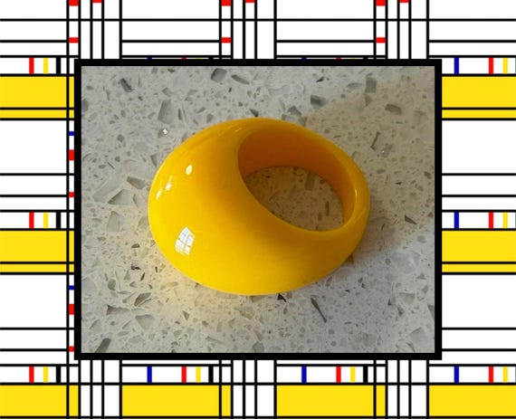 Vintage Acrylic Bubble Ring, Sunshine Yellow Luci… - image 1