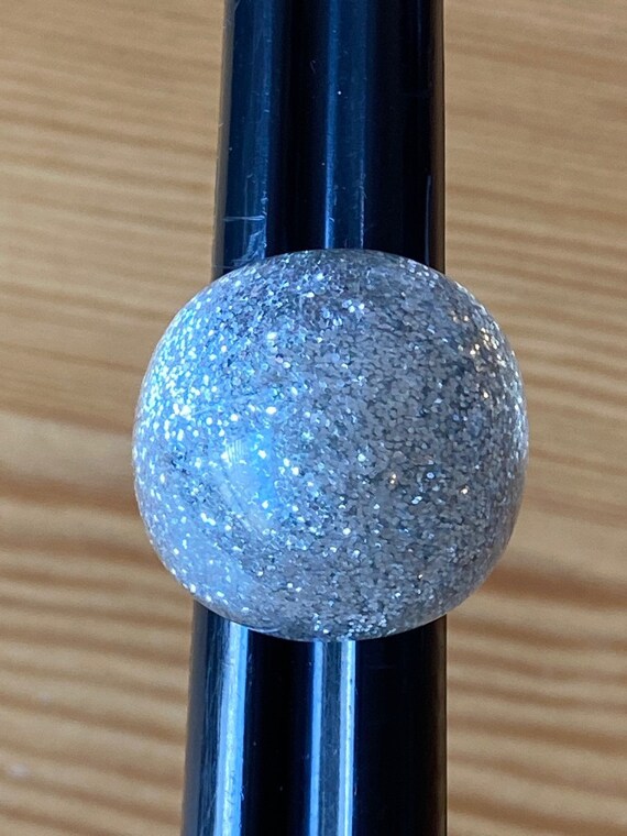 Vintage Lucite Bubble Ring: Silver Glitter Mod Ri… - image 9