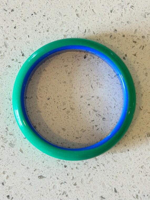Two-Tone Lucite Bangle: Mod Blue & Green Stacking… - image 4