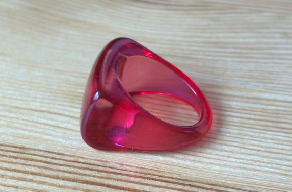 Vintage Ruby Red Lucite Ring, Mod 1980s Ring, Siz… - image 3
