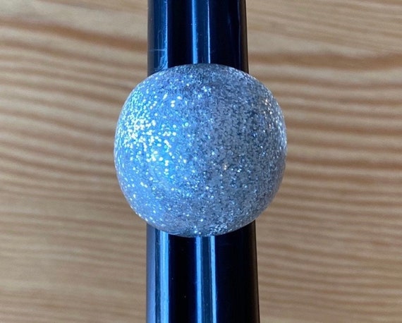 Vintage Lucite Bubble Ring: Silver Glitter Mod Ri… - image 10