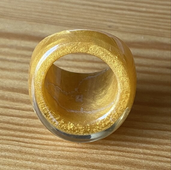 Vintage Rhinestone Lucite Ring, Marbled Gold Stat… - image 7