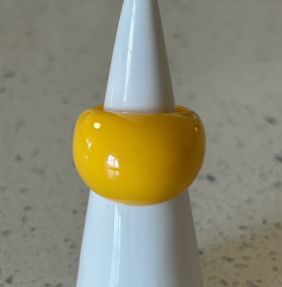 Vintage Acrylic Bubble Ring, Sunshine Yellow Luci… - image 4