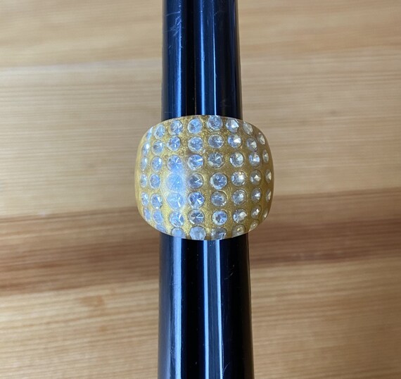 Vintage Rhinestone Lucite Ring, Marbled Gold Stat… - image 4
