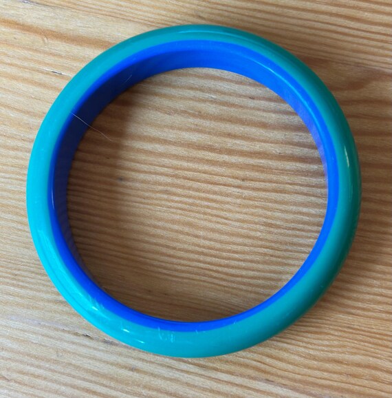Two-Tone Lucite Bangle: Mod Blue & Green Stacking… - image 7