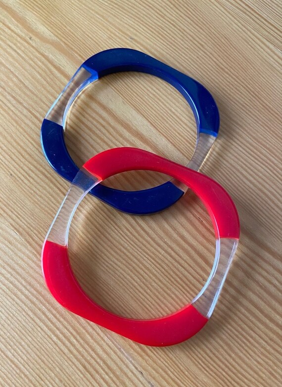 Vintage 1970s Lucite Bangle Set: Red and Navy Blu… - image 4