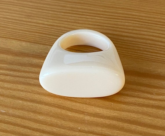 Cream Acrylic Geometric Ring, Size 7, Mod Cocktai… - image 5