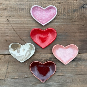 Plato de corazón hecho a mano: cuchara roja, aro, soporte para bolsitas de té