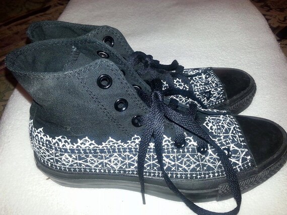 black converse painted