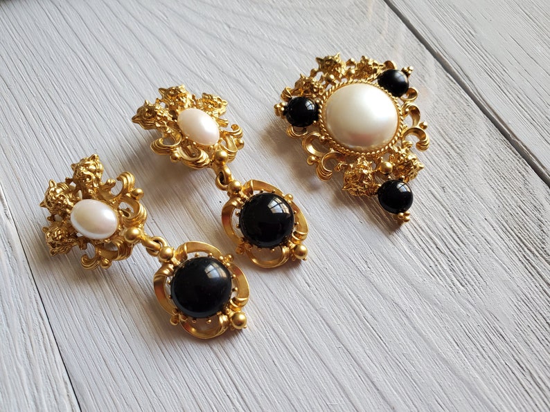 Baroque Style Jewelry Set Gold-toned Lion Heads White Faux Pearl 1992 Retro Vintage Stamped Avon Earrings and BroochPin Set Black