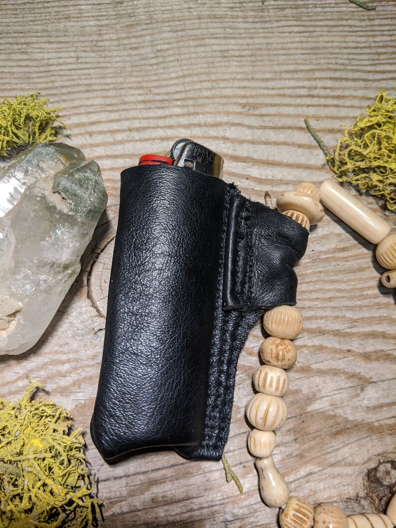 Puede incluir: Una funda de cuero negro para encendedor con una costura. La funda est&aacute; dise&ntilde;ada para contener un encendedor de tama&ntilde;o est&aacute;ndar.