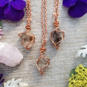 Pingente de cristal de diamante Herkimer com terminação dupla em carbono bruto, pingente de quartzo de petróleo, colar de cristal reativo UV, pequeno genuíno