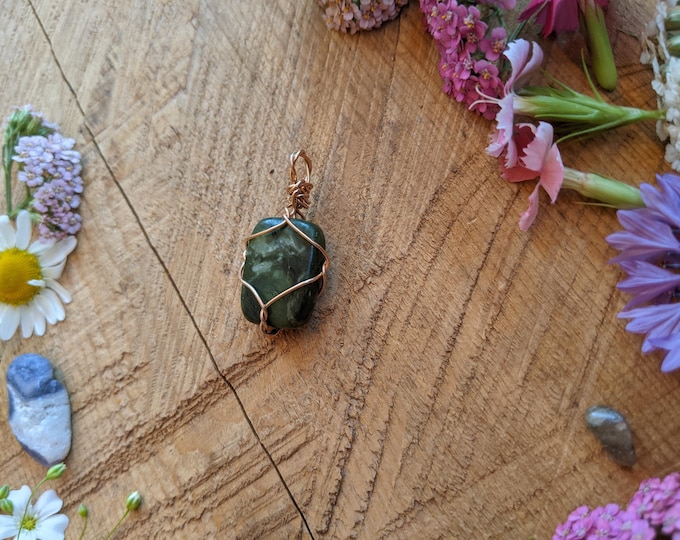 Small polished serpentine crystal pendant in bronze gold wire, natural jade pendant, polished natural serpentinite necklace, polished serpen