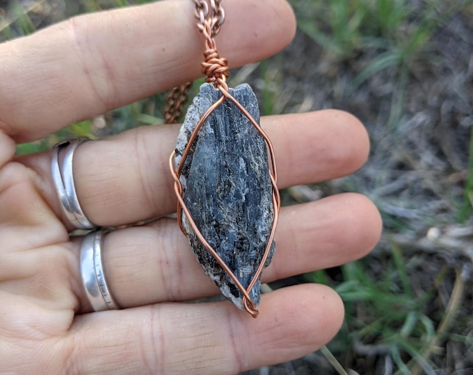 Extra large blue kyanite pendant, natural raw rough huge Namibian blue kyanite, raw kyanite pendant, kyanite crystal pendant, high quality