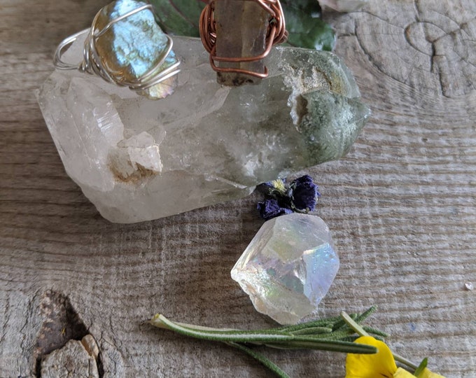 flashy RAW rough Labradorite crystal ring, natural labradorite ring, green and gold labradorite, blue labradorite, natural labradorite crys
