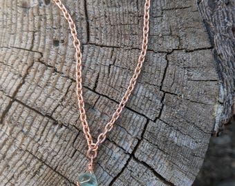 Collier délicat en fluorite bleu-vert de 45,7 cm (18 pouces), en cuivre massif, orné d'un cristal fin et d'un pendentif octaédrique naturel.