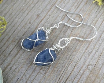 Boucles d'oreilles en cristal bleu saphir naturel RAW avec crochets en argent sterling, boucles d'oreilles en pierres précieuses brutes, boucles d'oreilles en saphir sterling, saphir bleu