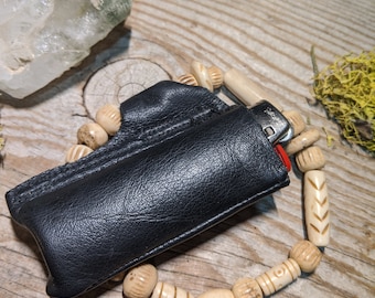Custodia porta accendino in pelle realizzata a mano, pelle nera, materiali grezzi e riciclati completamente naturali, custodia porta accendino, perline in osso