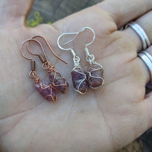 K&ouml;nnte beinhalten: Ein Paar Ohrringe mit rosa und violetten Kristallen, die in Draht gewickelt sind. Ein Paar ist in Kupferdraht gewickelt, das andere in Silberdraht.