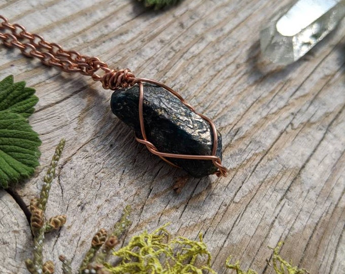 Dark blue apatite pendant in copper, raw rough double terminated blue apatite pendant, apatite necklace, raw blue apatite, gemmy dark blue