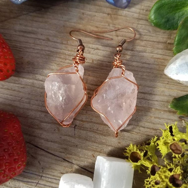 Boucles d'oreilles en quartz rose, cristaux de quartz rose bruts naturels, boucles d'oreilles en quartz rose, grandes boucles d'oreilles épaisses, boucles d'oreilles enveloppées de fil de cuivre pur