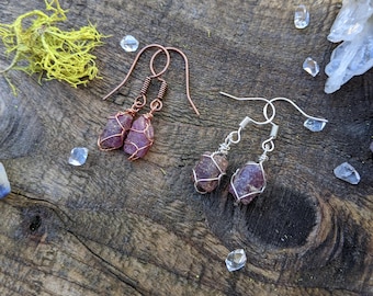 Ruwe robijnrode oorbellen, natuurlijke ruwe roodroze robijnrode oorbellen, ruwe ruwe volledig natuurlijke rode robijnen, sierlijke kleine robijnrode oorbellen, robijnrode kristallen oorbellen