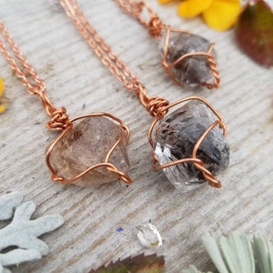 Pingente de cristal de diamante Herkimer com terminação dupla em carbono bruto grande, pingente de quartzo de petróleo, colar de diamante com cristal reativo UV
