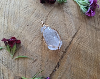 Colgante de cristal de kunzita en bruto mediano en bronce dorado, colgante de trozo de kunzita natural en bruto, colgante de cristal de kunzita, bruto natural