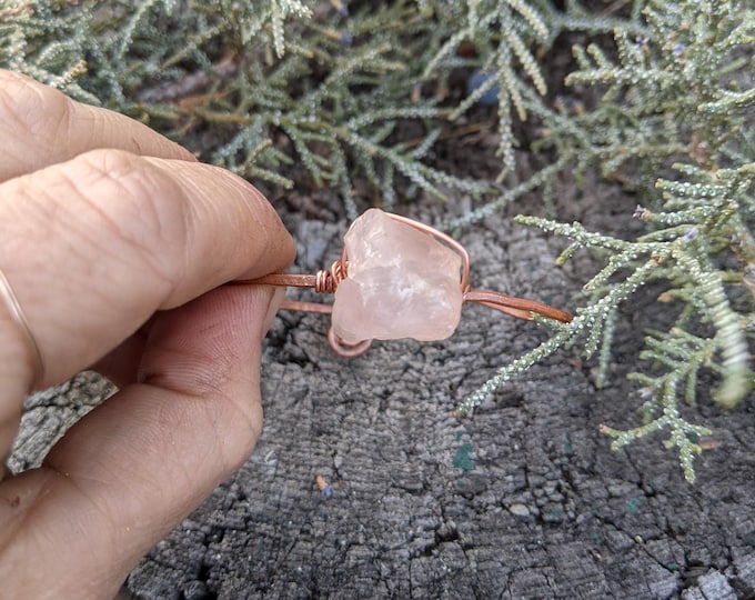 rose quartz crystal cuff bracelet, natural rose quartz cuff, dainty rose quartz cuff bracelet, copper rose quartz crystal cuff, natural raw