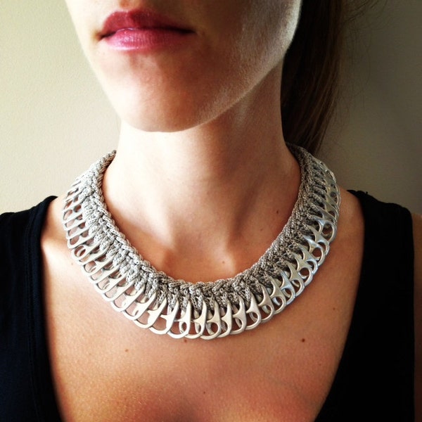 Collier au crochet gris soda / languette pop