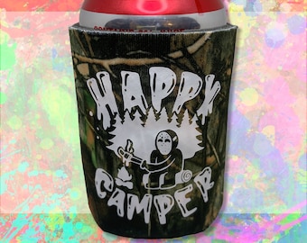 Happy Camper Camo Can Cooler – Friday the 13th Inspired Drink Sleeve, Horror Movie Camp Gift, Slasher Party Favor, Summer Camping Accessory