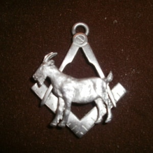 freemason riding the goat masonic zipper pull pendant keychain  widows sons