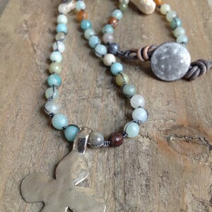 Shabby Chic Amazonita Beachy 22 "Crochet con cuentas collar con encanto cruz o flor martillado