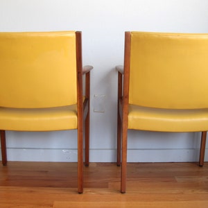 Mid Century Walnut Armchairs by Johnson Chair Company, A Pair image 7
