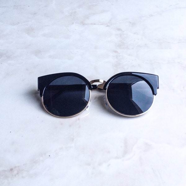 Retro circle/cateye sunglasses in Matte Black